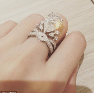 2D83FA0100000578-3277016-Sparkling_Angelababy_s_wedding_ring_an_enormous_six_carat_diamon-a-57_1445127907500