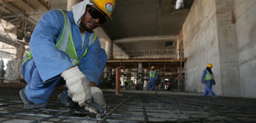 “العفو الدولية”: قطر لم تلتزم بوعودها بتحسين أوضاع العمال الأجانب