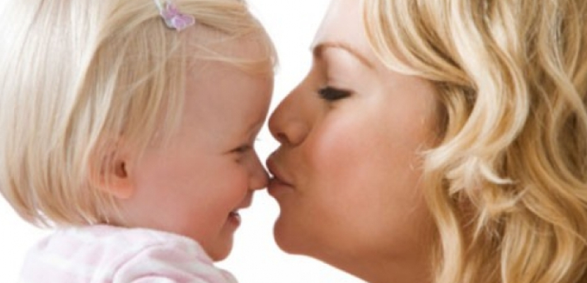 تقبيل الأطفال من الفم يسبب انتقال تسوس الأسنان
