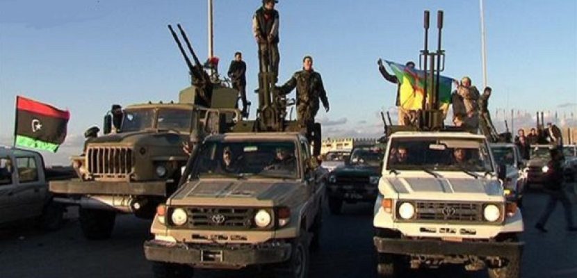 عناصر من قوات فجر ليبيا تدخل مقر السفارة الأمريكية في طرابلس