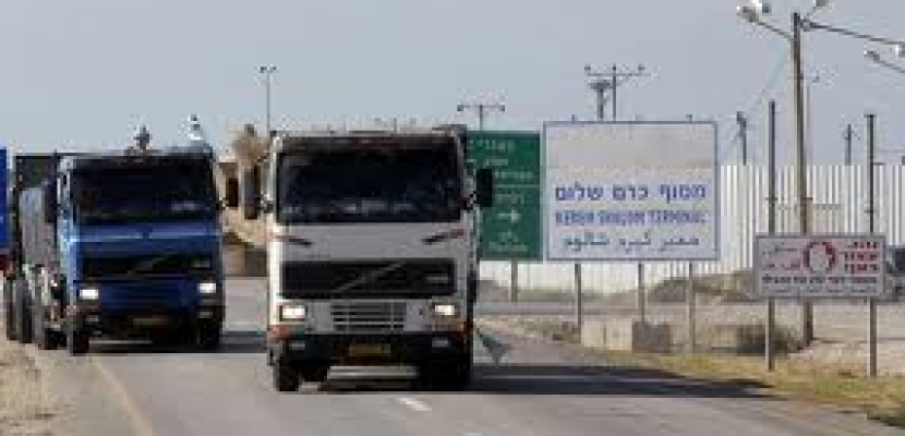 إدخال 350 شاحنة بضائع لغزة عبر كرم أبو سالم