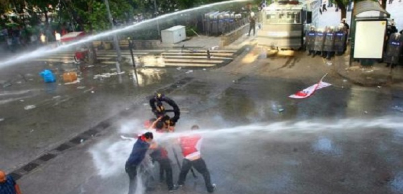 الشرطة تفرق متظاهرين في اسطنبول بمدافع المياه