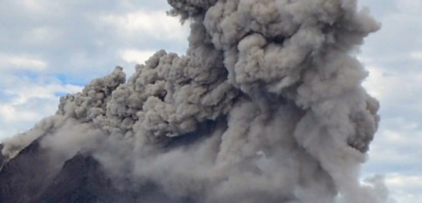 ثوران بركان جزيرة سومطرة بأندونيسيا يجبر سكان الجزيرة على الفرار