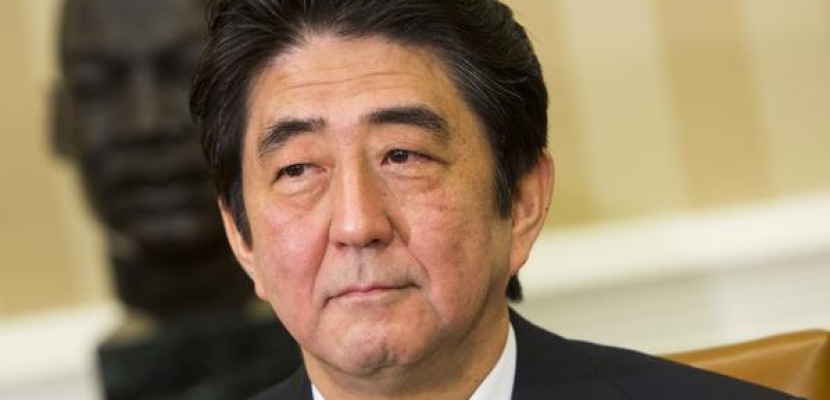 رئيس الوزراء الياباني يجري أول تعديل على حكومته