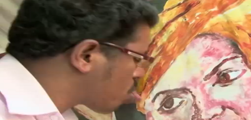 فنان هندى يرسم بـ”لسانه”
