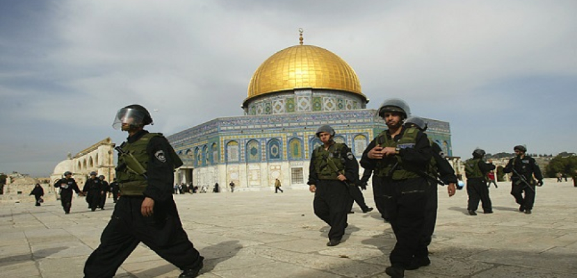 مستوطنون يقتحمون المسجد الأقصى بحراسة من الاحتلال الإسرائيلي