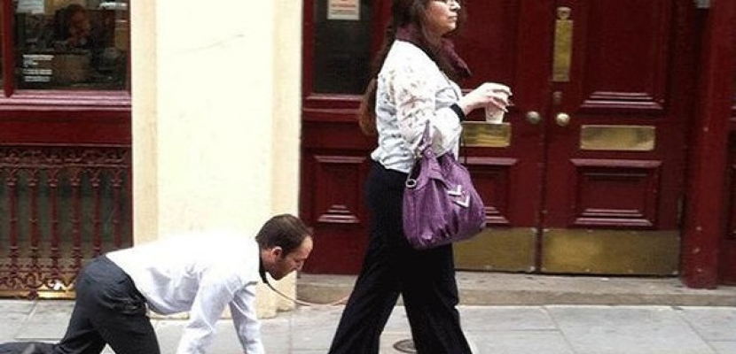 امرأة تسحب رجلا بسلسلة في شوارع لندن