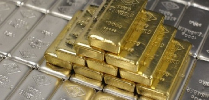 الذهب ينزل دون 1200 دولار والدولار يقلص خسائره