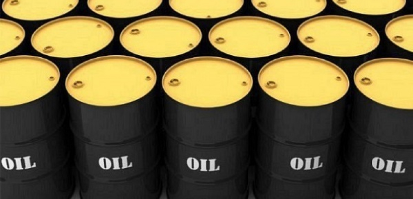 النفط يتراجع بعد قفزة قوية مع عودة التركيز للمحادثات الإيرانية