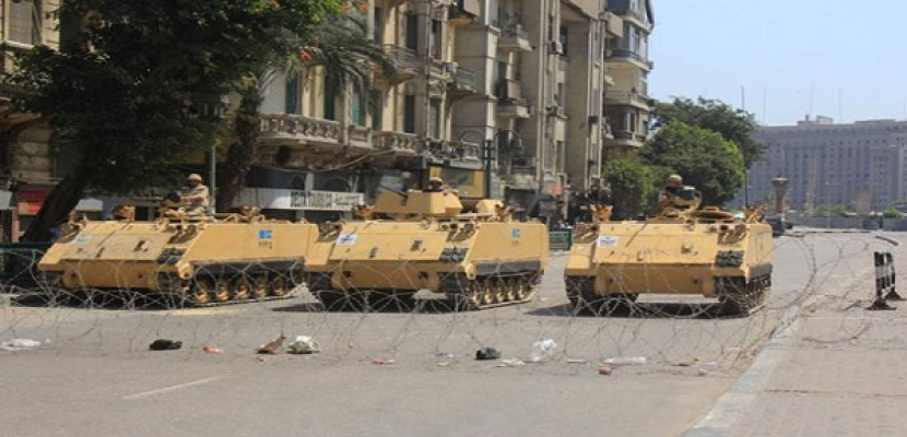قوات الجيش تغلق ميدان التحرير بالكامل والشوارع المؤدية له بأسلاك شائكة