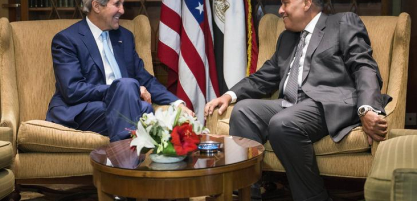 وزير الخارجية يلتقي جون كيري لبحث سبل تعزيز العلاقات المصرية-الأمريكية