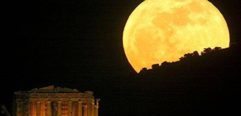 “القمر العملاق” يظهر في سماء بعض الدول العربية عقب غروب شمس