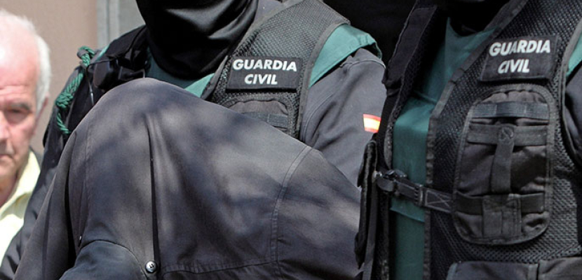 الشرطة الإسبانية تعثر على مخبأ للأسلحة وعلم لتنظيم داعش