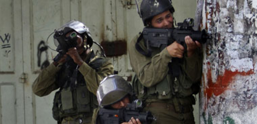 قوات إسرائيلية تعتقل 10 فلسطينيين من القدس والضفة الغربية
