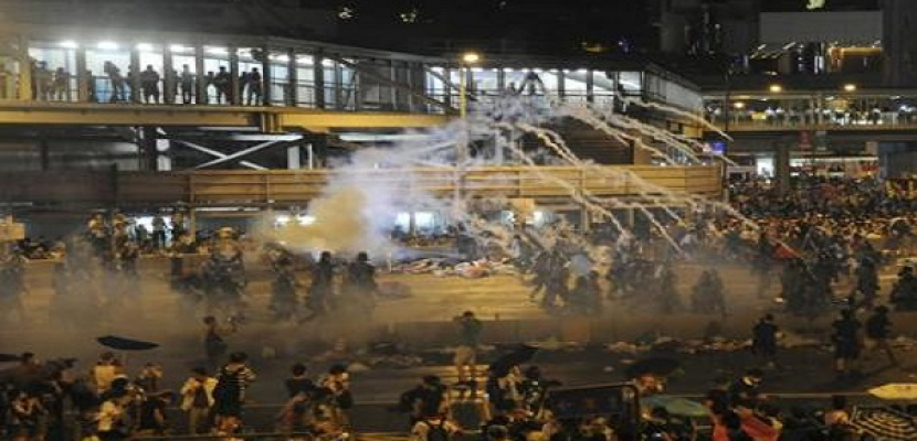 اشتباكات بين محتجين والشرطة في هونج كونج