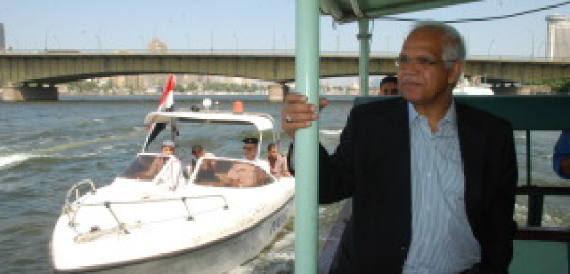 محافظ القاهرة يشارك رواد الأتوبيس النهري فرحة العيد