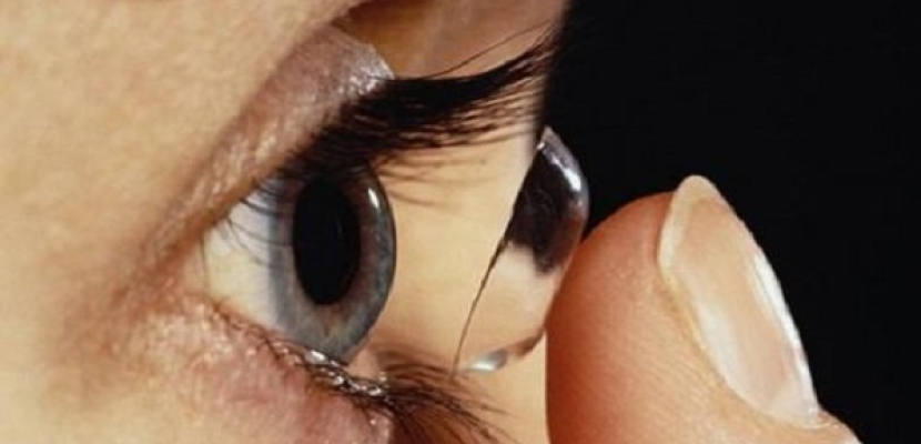 عدسات تعمل على إعادة تشكيل سطح قرنية العين