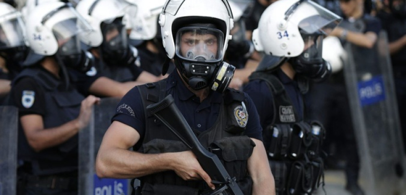 الشرطة التركية تغلق ميدان تقسيم في إسطنبول في أول مايو