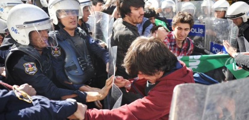 الشرطة التركية تعتقل 100 طالب من داخل جامعة “جكور أوفا”