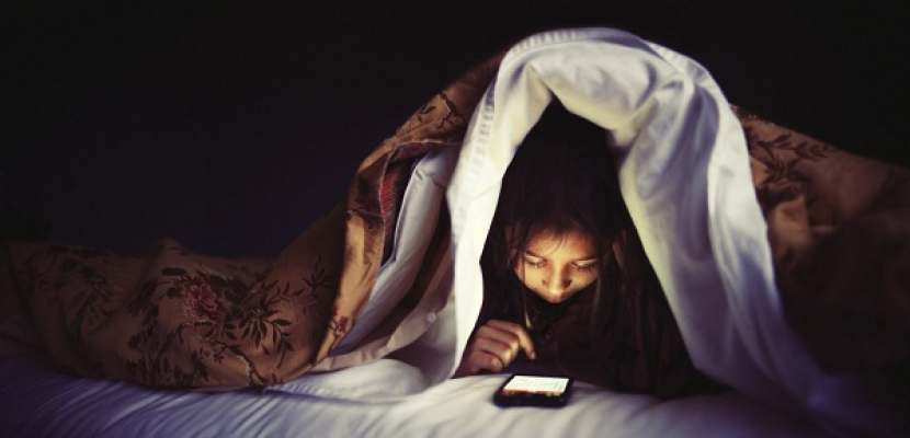 الضوء المنبعث من الهواتف الذكية والكمبيوتر اللوحي تخفض هرمون النوم لدى الأطفال
