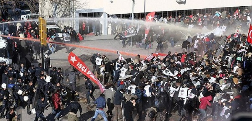 الشرطة التركية تستخدم المياه لتفريق محتجين على تزايد الأثر الديني في التعليم
