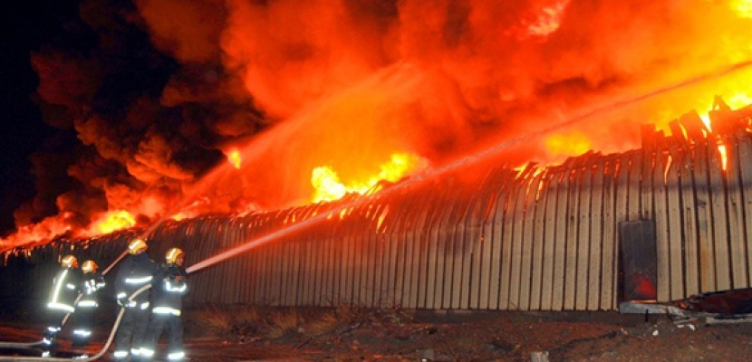 الحماية المدنية تسيطر على حريق مصنع الهلال والنجمة بالشرقية