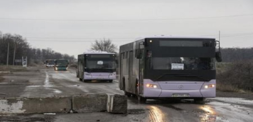 الحكومة والانفصاليون يجلون المدنيين من بلدة دبالتسيف في أوكرانيا