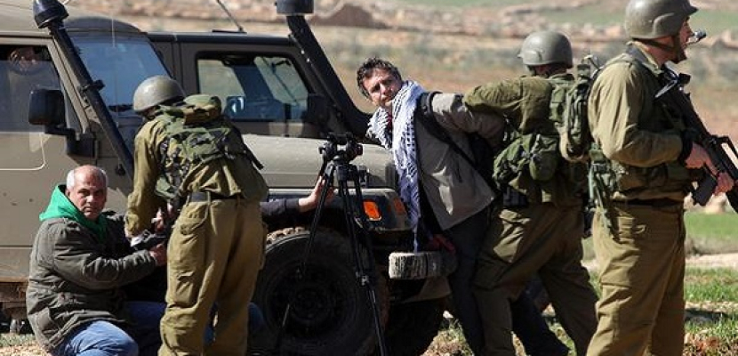 إسرائيل تعتقل 8 فلسطينيين بالضفة وتعزز قواتها على حدود سوريا