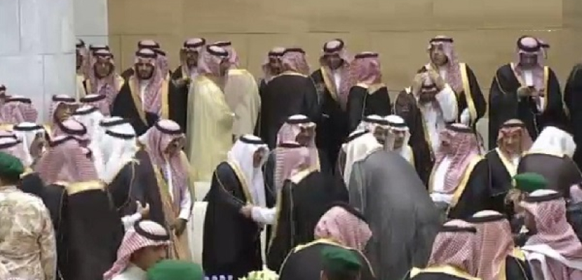 الأمير مقرن يتقدم مبايعي محمد بن نايف ومحمد بن سلمان