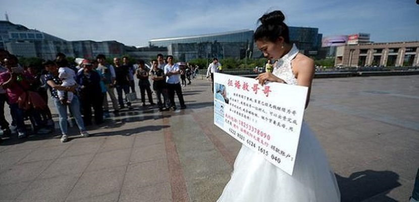 صينية تعرض الزواج من أي شخص يعالج شقيقها