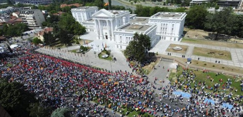 تظاهر عشرات الآلاف ضد رئيس مقدونيا احتجاجا على فضيحة التنصت