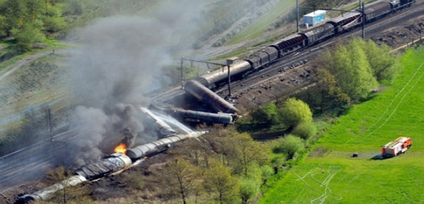 اشتعال النيران في قطار أمريكي ينقل مواد كيميائية سامة
