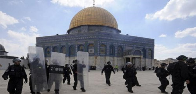 اشتباكات بين الشرطة الإسرائيلية وفلسطينيين في ساحات المسجد الأقصى
