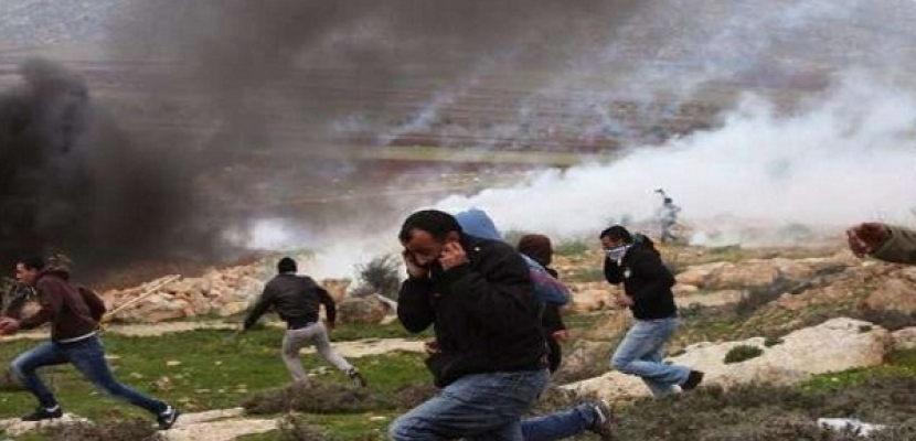 إصابة عشرات الفلسطينيين بالاختناق أثناء تصدي القوات الإسرائيلية لمسيرة جنوب نابلس