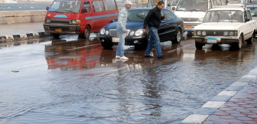 شلل مروري بشوارع الإسكندرية بسبب تواصل سقوط الأمطار الكثيفة