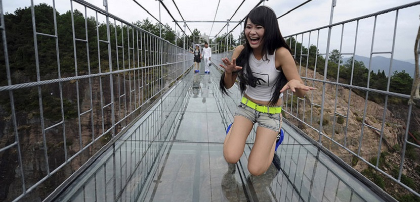 شاهد اطول جسر زجاجي في العالم