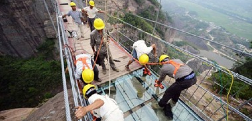 الصين تحول طريق خشبى بين جبال بوذا لأطول جسر زجاجى فى العالم