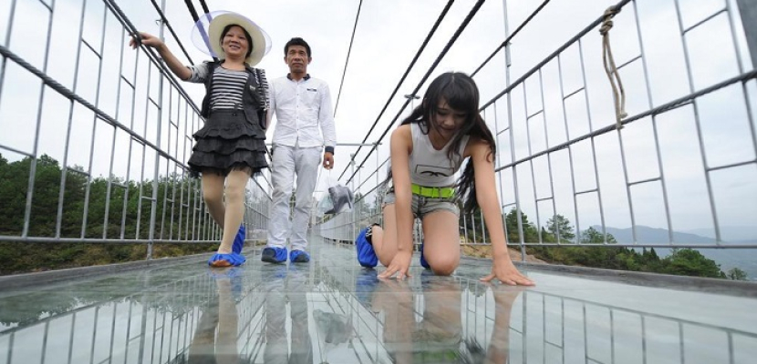 أطول جسر زجاجي معلق بالعالم .. في الصين