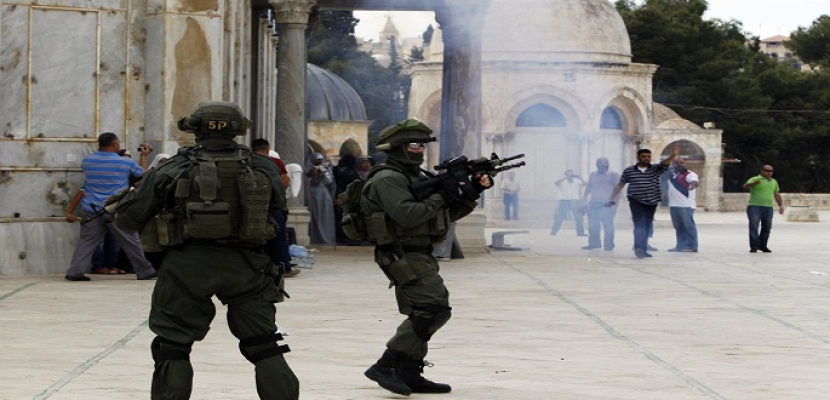 إصابة 12 فلسطينيا خلال اقتحام قوات الاحتلال للمسجد الأقصى