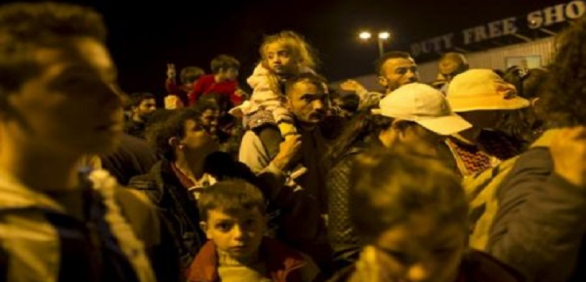 مئات المهاجرين يستقلون حافلات مجرية عند الحدود الكرواتية