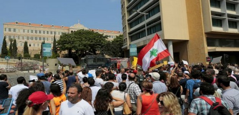 نشطاء لبنانيون يغلقون مدخلا لوزارة الطاقة احتجاجا على أزمة انقطاع الكهرباء