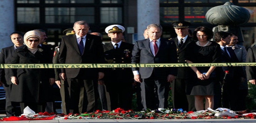 أردوغان يضع الورود فى موقع هجوم أنقرة