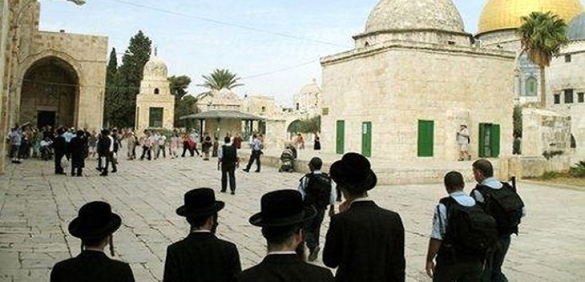 مستوطنون إسرائيليون يجددون اقتحامهم لباحات المسجد الأقصى