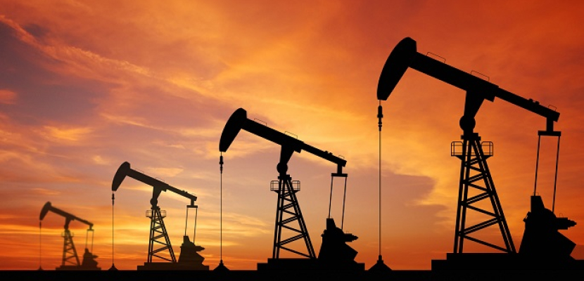 النفط يتحول للهبوط عند التسوية مع ترقب التوترات السياسية