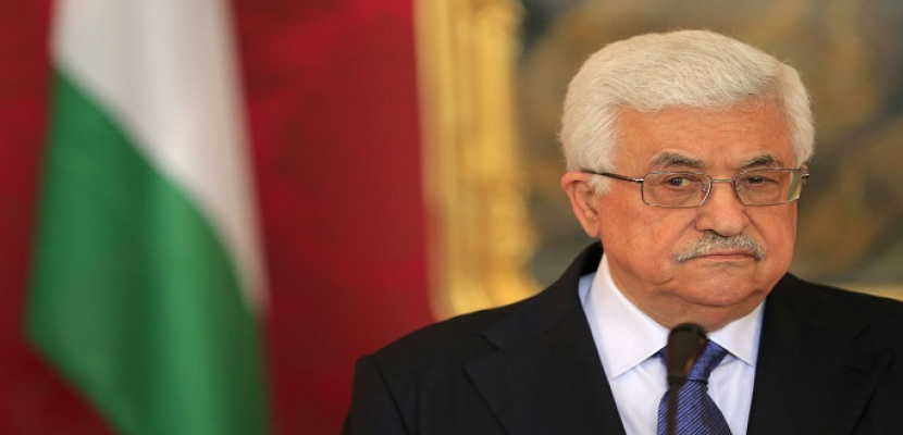 عباس في باريس بحثاً عن رعاية دولية للسلام