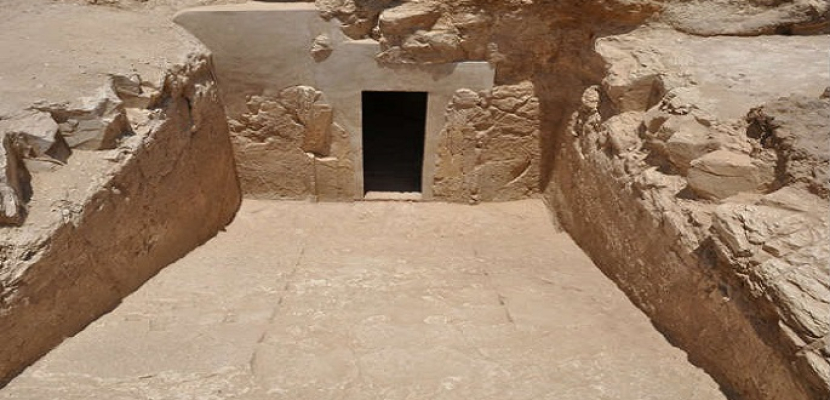 الكشف عن 10 مقابر أثرية تعود لعصر الدولة المتأخر غرب النيل بأسوان