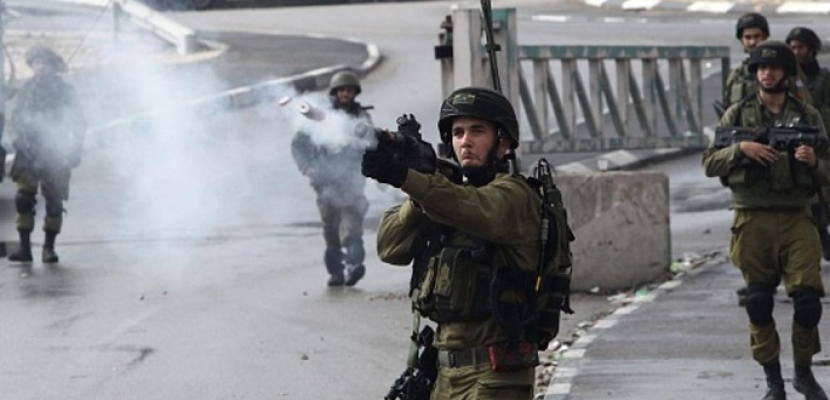 إصابة فلسطينيين بحالات اختناق في مواجهات مع قوات الاحتلال بالضفة الغربية