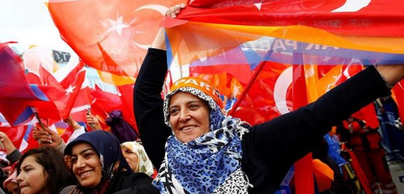 استطلاع يتوقع تأييد 51% للتعديلات الدستورية في استفتاء تركيا