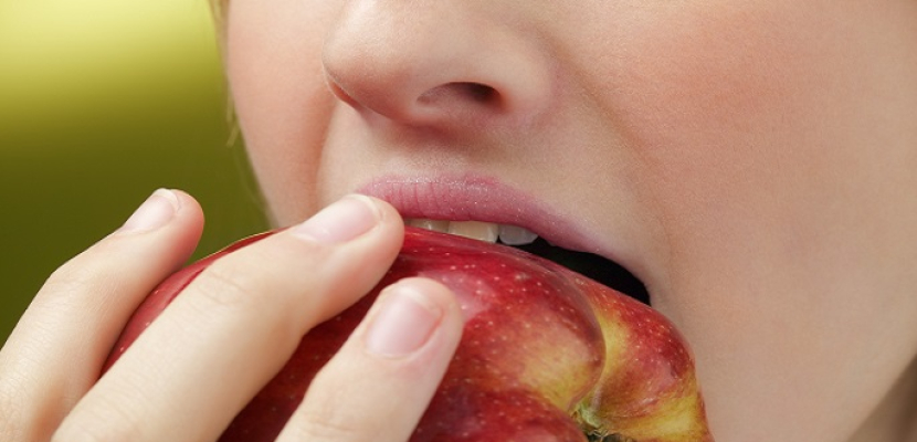 لحماية أسنانك .. تناول تفاحة واحدة يوميًا