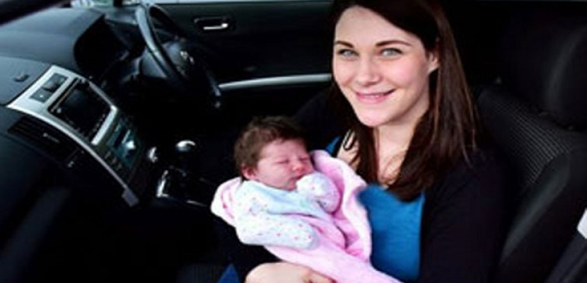 شابة ولدت في سيارة..تلد ابنتها في سيارة أيضا